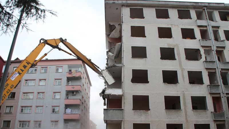 Rize'deki 'Pisa Kuleleri' yıkılıyor