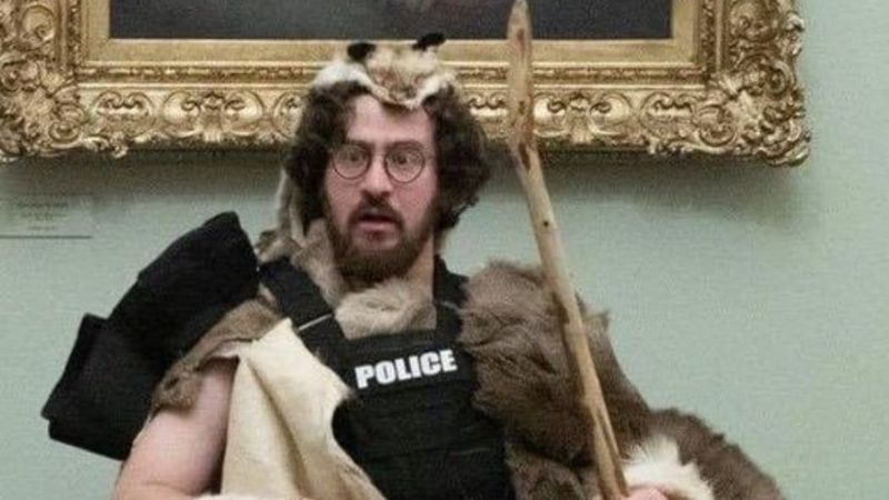 ABD’de polis kalkanı ve sopasıyla poz veren Aaron Mostofsky görüntülendi