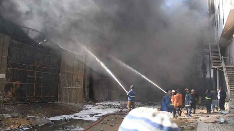 Pakistan'da boya fabrikasında yangın çıktı