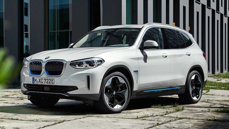 BMW'nin ilk elektrikli SUV modeli iX3, Türkiye'de ön siparişe açıldı