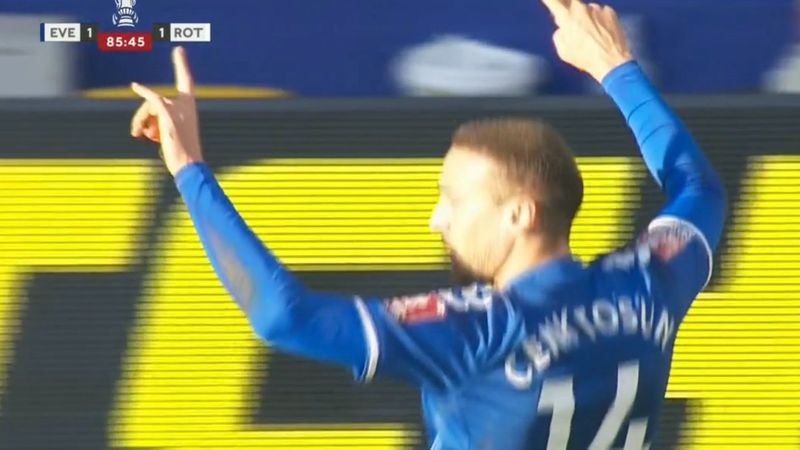 Cenk Tosun'un gol sevinci tartışma konusu oldu