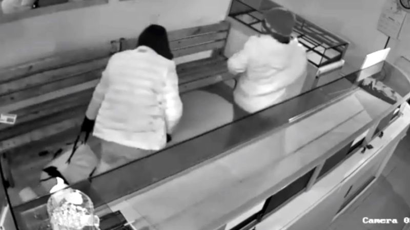 Adana'da kuyumcuya giren hırsızlara suçüstü