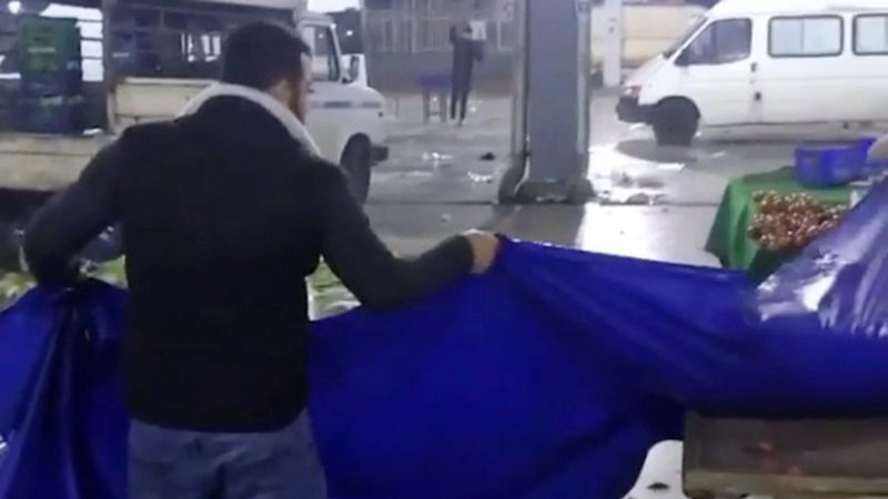 Satamadığı çilekleri yere döken Antalyalı esnafa tepki