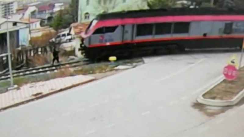 Amasya'da yolun karşısına geçmek isterken trenin altında kaldı