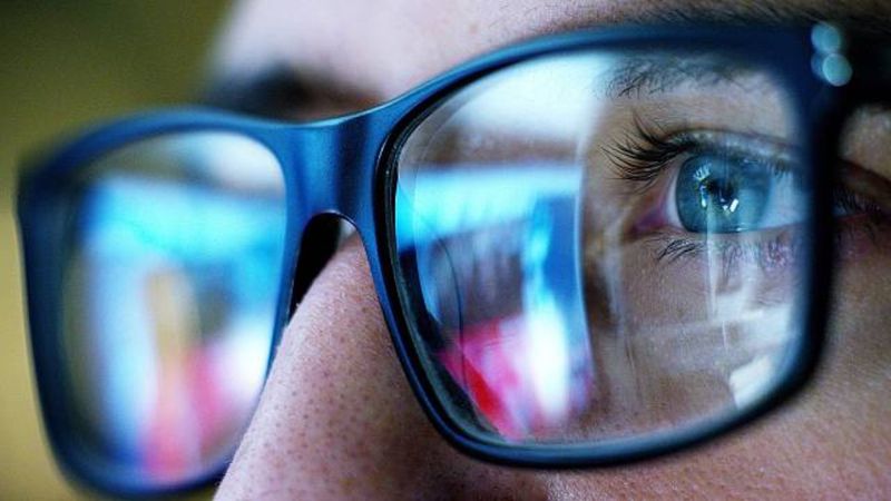 Mavi ışık nedir? Mavi ışık filtreli gözlükler işe yarıyor mu? Mavi ekran gözlüklerinin faydaları..