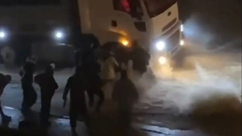 İzmir'de sel sularında sürüklenen kadının kurtarılma anı