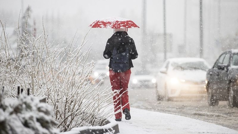 Ankara, kar yağışıyla beyaza büründü