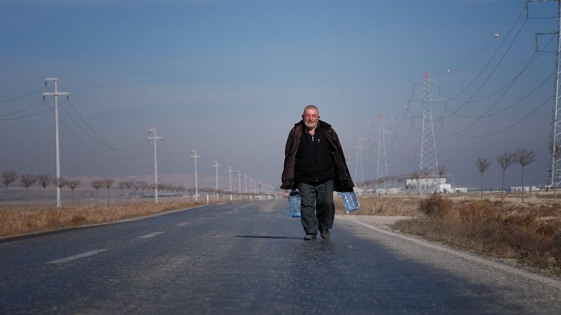 Konya'da 40 yılda ektiği yüzlerce fidanı her gün suluyor