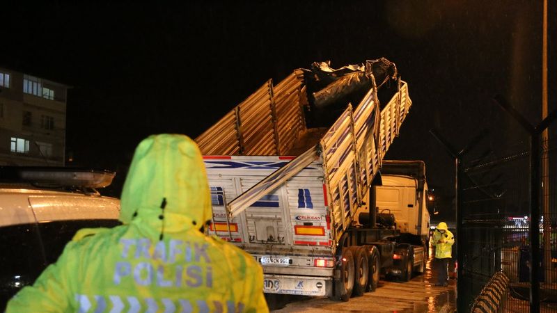 Kocaeli'de damperi açılan tır üst geçide çarptı