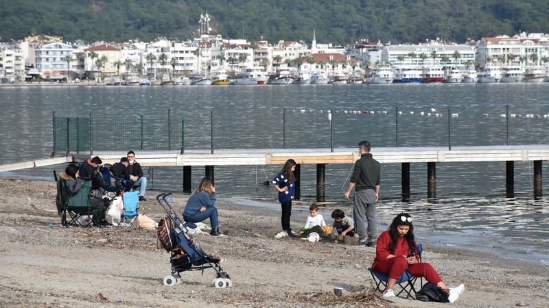 Marmaris'te güneşli havayı görenler, sahile çıktı