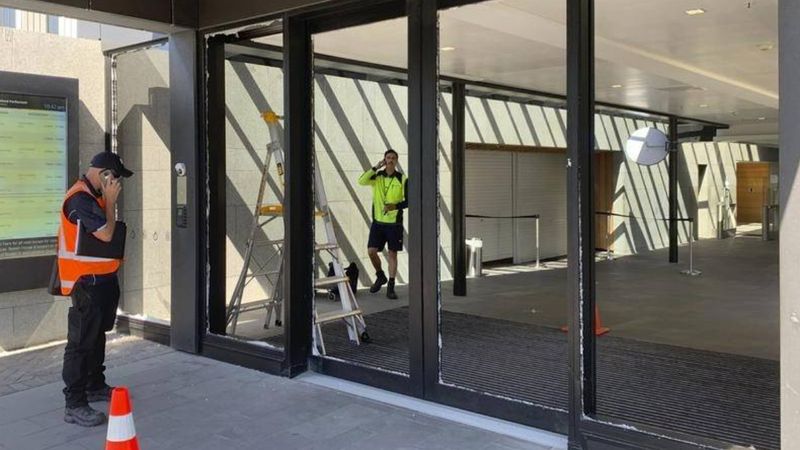 Yeni Zelanda parlamentosuna baltalı saldırı