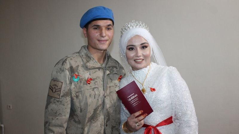 Zonguldak'ta düğününe, üniformayla katıldı