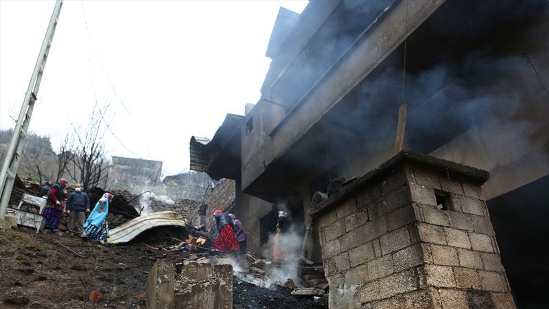 Trabzon'da yangınla yok olan mahallede hasar tespiti yapılıyor
