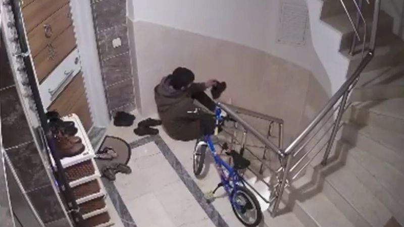 Antalya'da apartmana giren hırsız, denediği botu çaldı