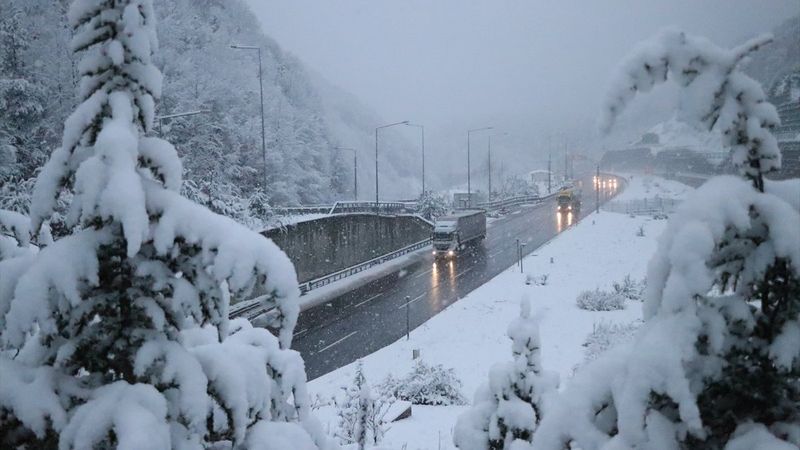 Bolu Dağı'nda kar yağışı