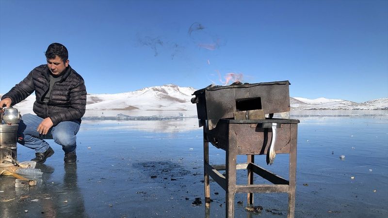 Iğdır'da donmuş göl üstünde mangal yaptılar