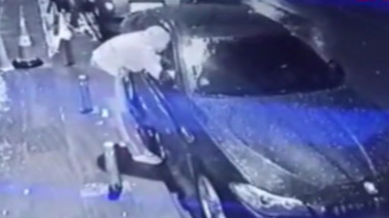 Esenler'de otomobilin elektronik aksamını çalan hırsızlar kamerada