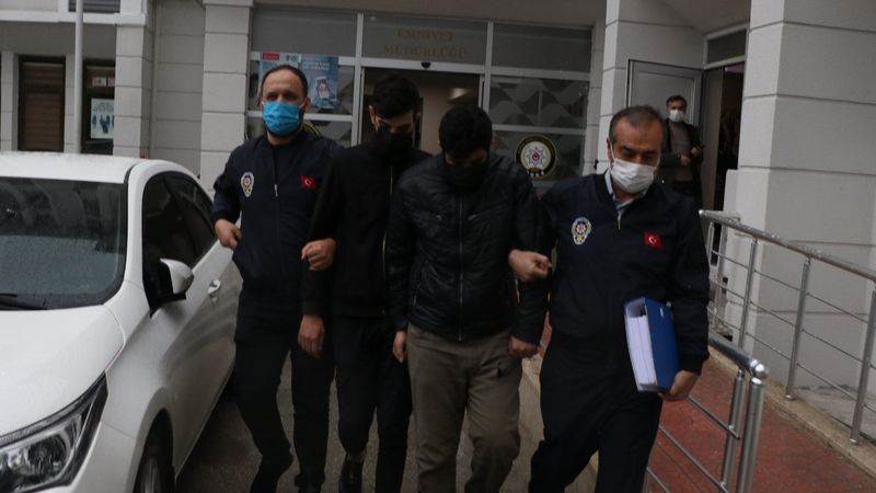 Mersin'de motosiklet çalan hırsızlar, benzin alırken yakalandı