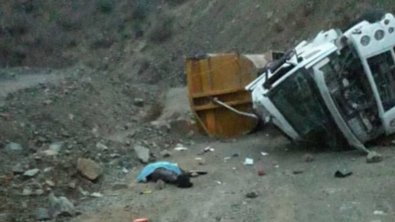 Elazığ'da şarampole yuvarlanan tırın şoförü hayatını kaybetti