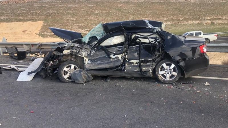 Şanlıurfa'da otomobil beton mikserine çarptı: 2 ölü