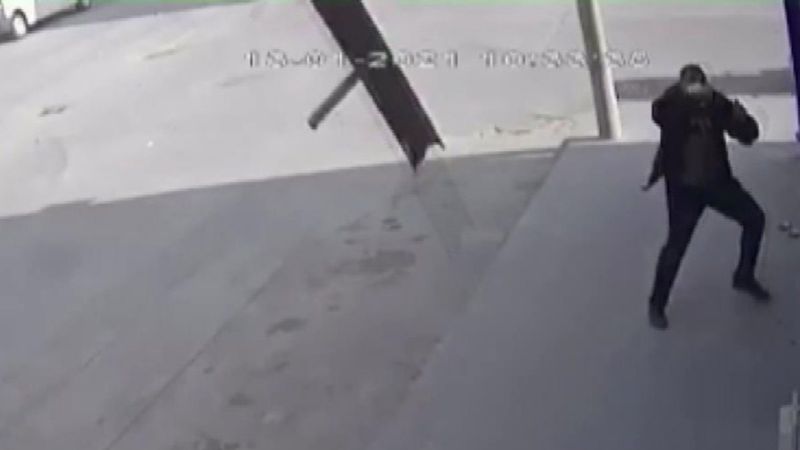 Konya'da uçan çatının altında kalmaktan son anda kurtuldu