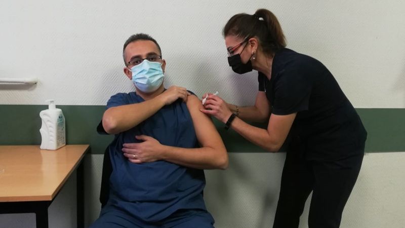 Türkiye'de koronavirüs aşısı olan sağlık çalışanı sayısı 100 bini geçti