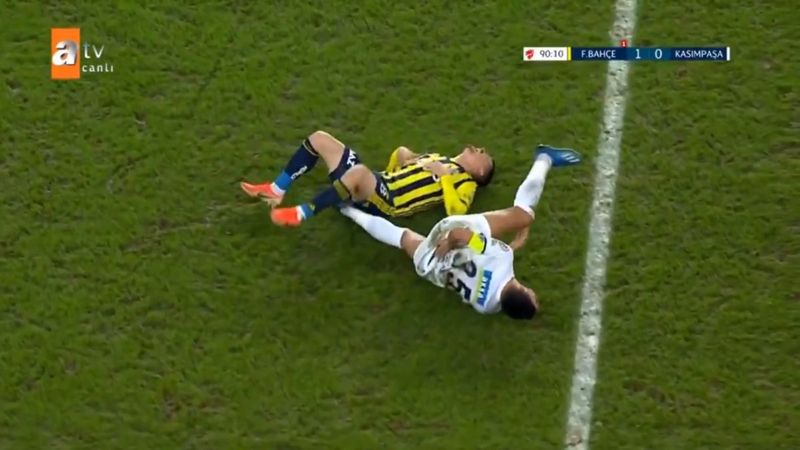 Mert Hakan'ın kırmızı kart gördüğü pozisyon tartışmalara neden oldu