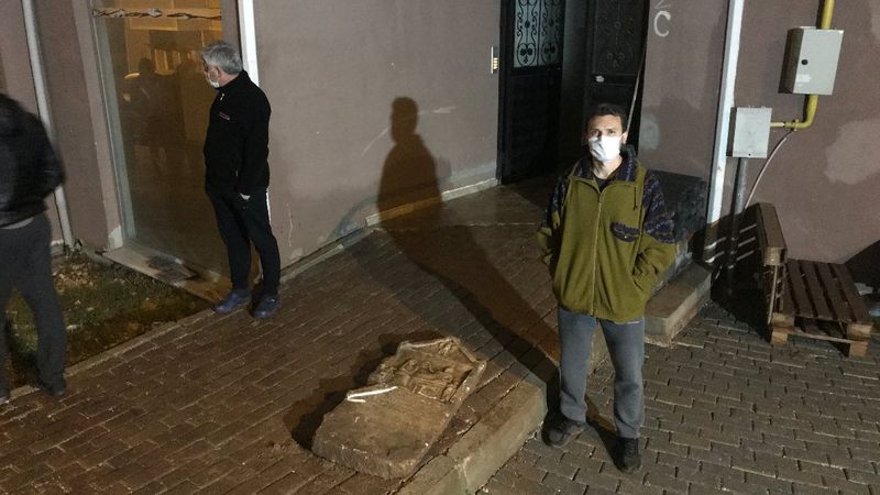 Bursa'da inşaatı izleyen bir kişi, tarihi mezar stelini ortaya çıkardı