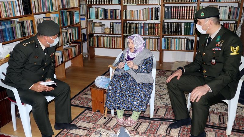 Yalovalı Zeliha Nine, ördüğü çorapları Mehmetçik'e gönderdi