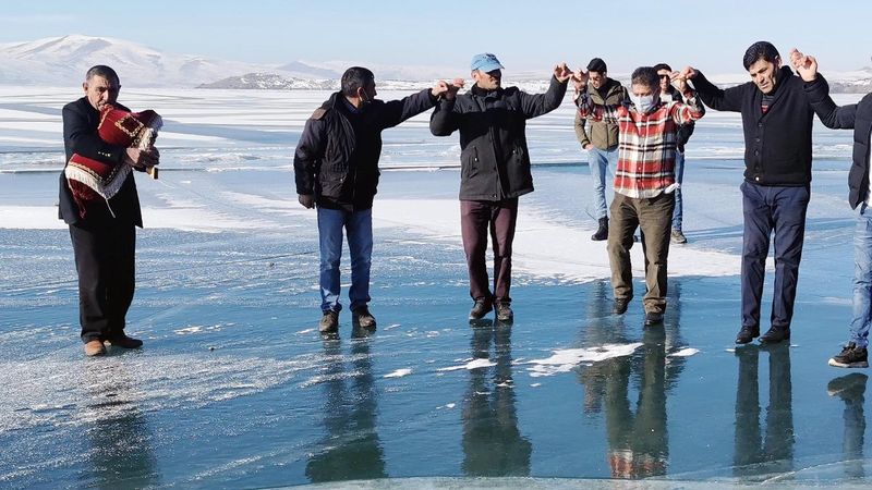 Donan Çıldır Gölü'nde tulum çalıp, halay çektiler