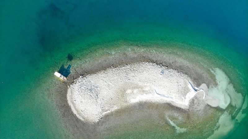 Tunceli'de koronadan korunmak için baraj gölündeki adacığa yerleşti