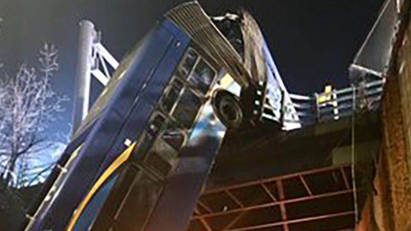 ABD’de otobüs köprüde asılı kaldı: 8 yaralı