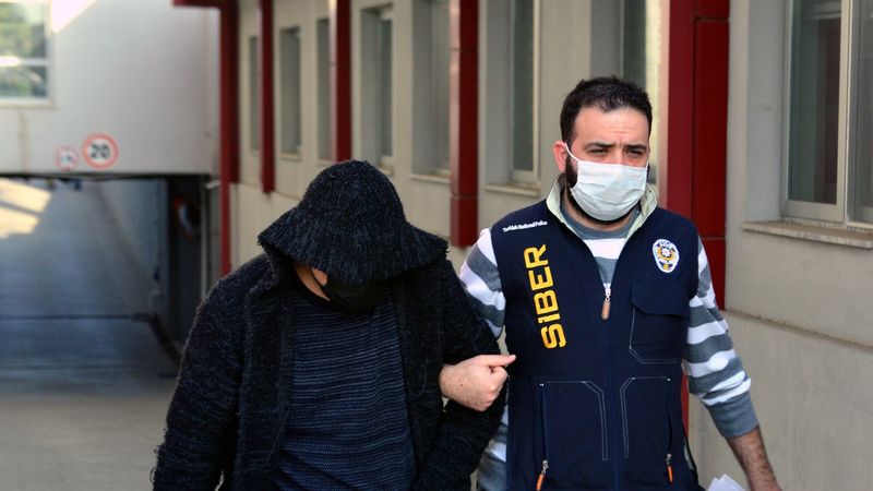 Adana'da kart bilgilerini çalıp, internetten alışveriş yaptılar