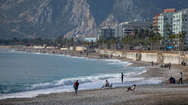 Yurt genelindeki karlı hava, Antalya'da deniz keyfini etkilemedi