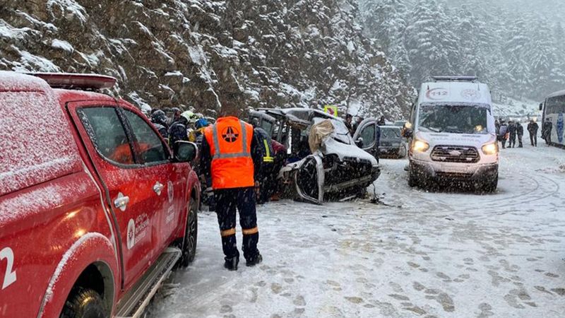 Antalya'da yolcu otobüsü ile ticari araç çarpıştı