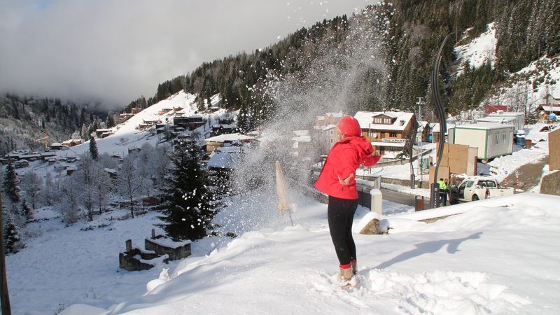 Ayder Yaylası'na yağan karın keyfini, tatilciler sürdü