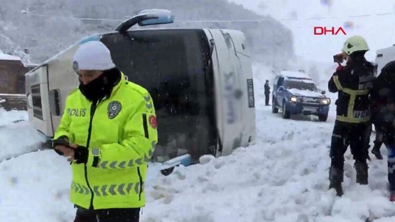 Zonguldak'ta yolcu otobüsü devrildi
