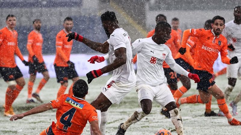 Yoğun kar altındaki maçta Başakşehir ve Sivasspor yenişemedi