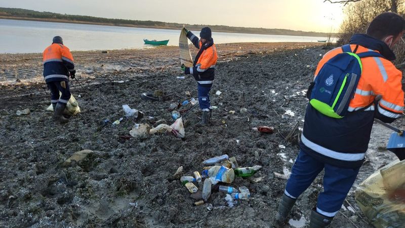 İstanbul'daki barajlarda çöpler toplandı