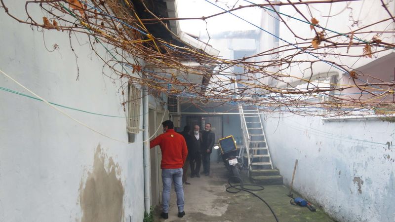 Kadıköy'deki yangında, engelli komşularını kurtardılar