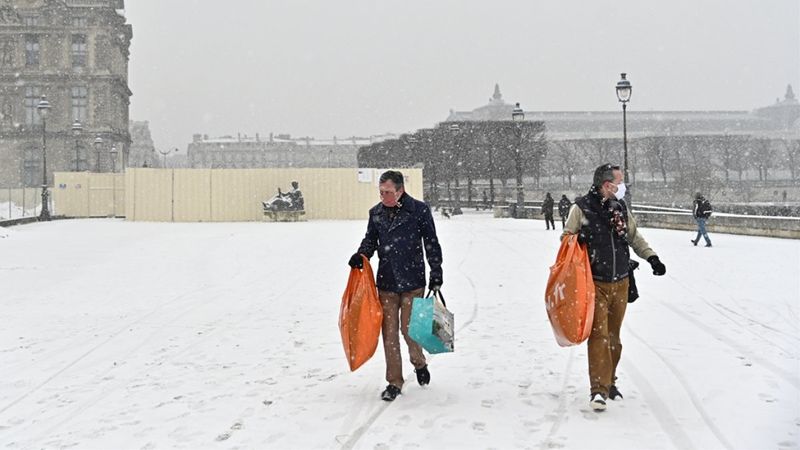 Paris beyaza büründü