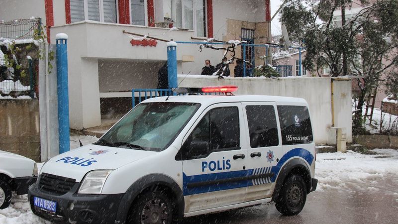 Kocaeli'de silahını temizlemek isterken ayağından vuruldu