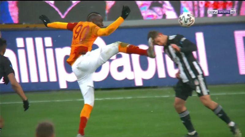 Mbaye Diagne kırmızı kart gördü