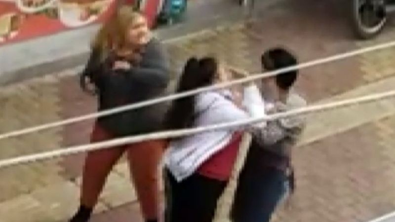 Adıyaman'da iki kız kardeş bir erkeği sokak ortasında dövdü