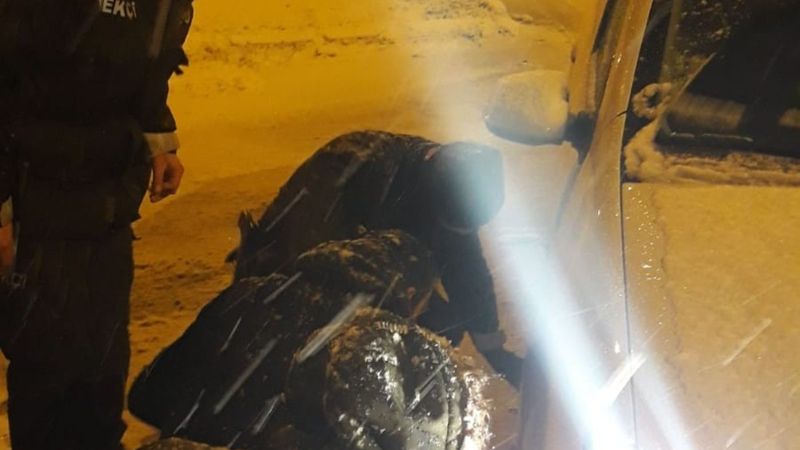 Bilecik'te yolda kalan sürücünün imdadına polis yetişti