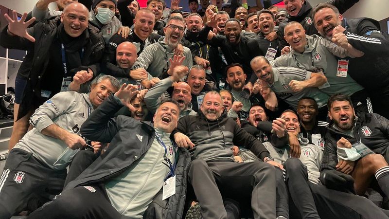 Beşiktaş'ın soyunma odasındaki galibiyet pozu