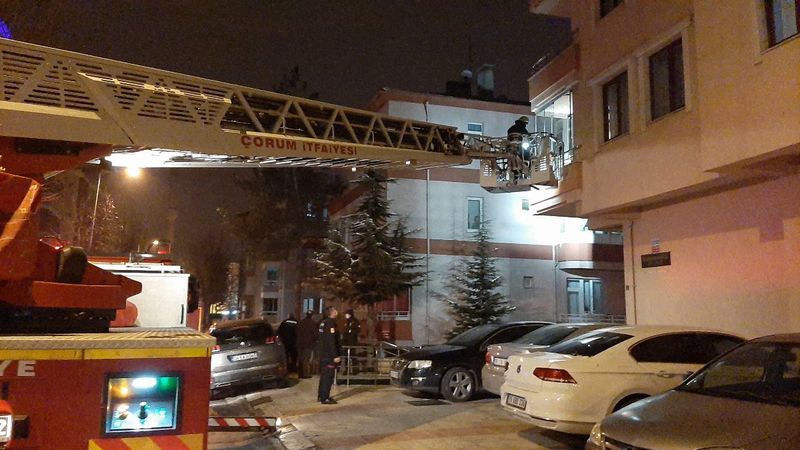 Çorum'da, namaz kıldığı odada mahsur kalan kadını itfaiye kurtardı