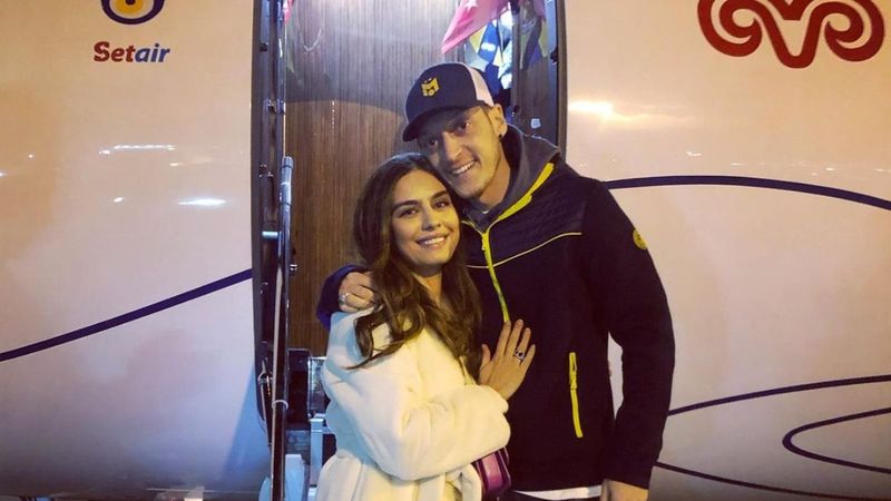 Mesut Özil'in eşi Amine Özil: Geliyoruz