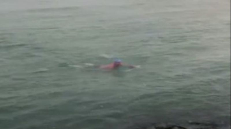 İstanbul'da kar altında denize giren adam