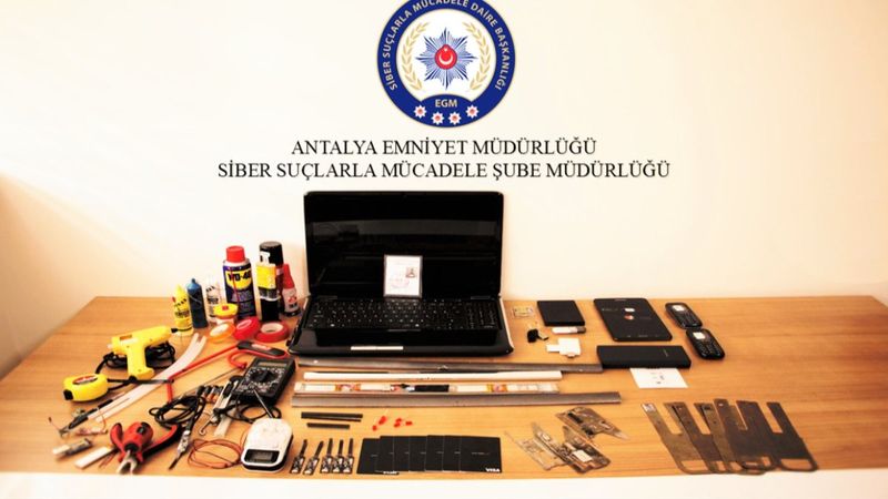 Antalya'da ATM'de kartları kopyalayıp dolandırıcılık yapan 2 kişi yakalandı